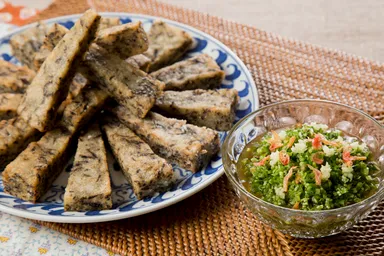 ひじきの大根もち　パクチーソース