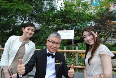 渋谷ハチ公前の花壇(左：インストラクター 本田、中央：石原氏、右：広報 福田)