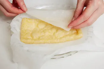 ぬらしたペーパーでくるむ　電子レンジでチンする