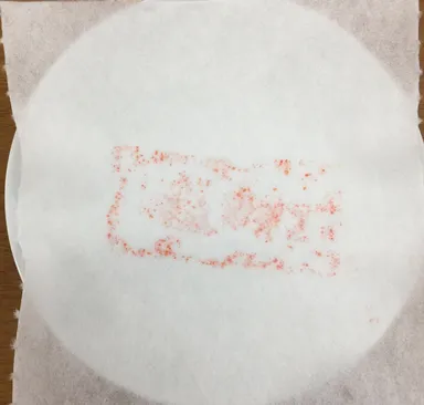 (1)乾いたペーパーの上に油揚げを載せて電子レンジ加熱