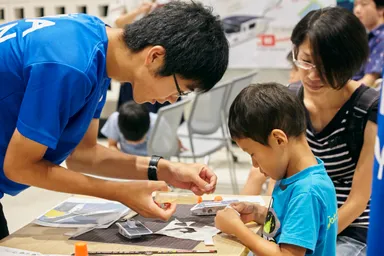 ペーパークラフト製作の様子