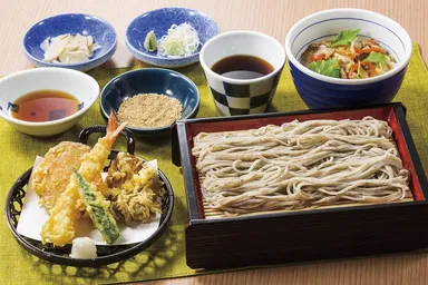 胡麻せいろ蕎麦と季節の野菜天膳