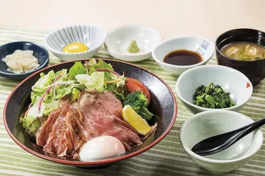 サラダローストビーフ丼膳