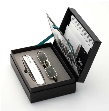 付属品は写真の裏に収納可