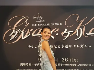 報道陣の取材に応じるすみれさん