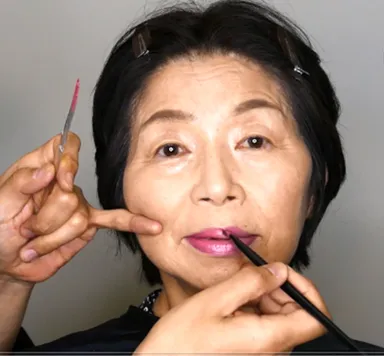 リップラインはブラシで丁寧に