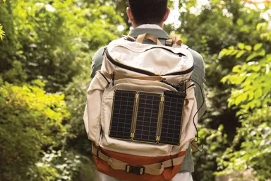 バックパックにソーラーペーパーを装着