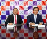 BPI Globe BanKO 代表取締役のJerome B. Minglanaと、GMS代表取締役社長執行役員 CEOの中島 徳至