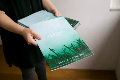 一般的なリーフレットよりもやや厚めの用紙を使用