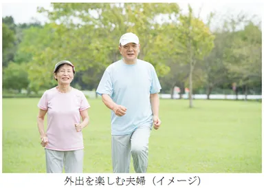 外出を楽しむ夫婦(イメージ)