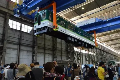 電車を持ち上げる力持ち