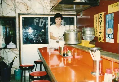【30年前の店内イメージ】若かりし頃の当社代表・早川