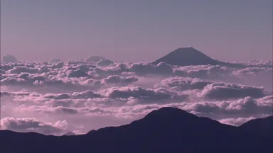 南アルプス縦走2日目朝、富士見平からのぞむ夜明けの富士山