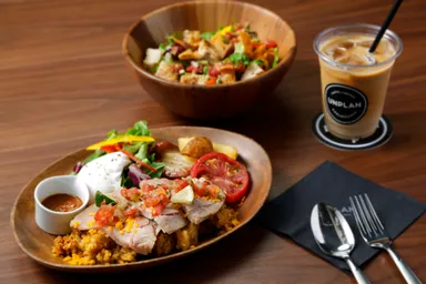 ローストポーク・ジャンバラヤとチキンサラダ