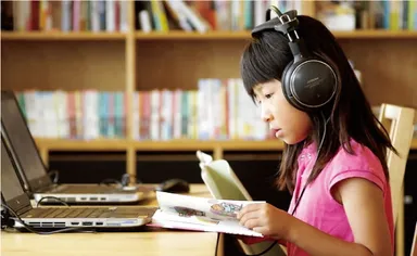 「わくわく文庫」で読書に励む生徒