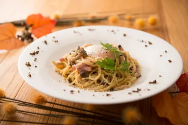 スパゲッティー　ベーコンとトリュフ  温泉卵のクリームソース　カルボナーラ風