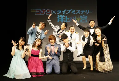 前列左から高橋由希、加藤里保菜、宮城紘大、平野良、山村麻由美、中道裕子、 後列左から村上大樹（演出）、塩野瑛久、三上市朗、浜本ゆたか