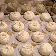 作った豚まんを発酵させるところ