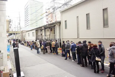 姉妹店「人類みな麺類」の行列