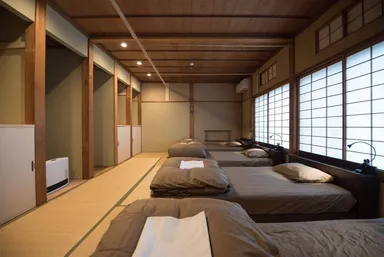 ドミトリーもシングルで(カーテンで仕切る)