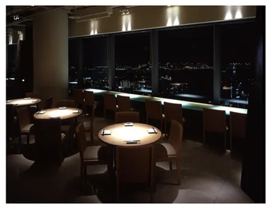 「Dynamic Kitchen＆Bar 響　カレッタ汐留店」店内