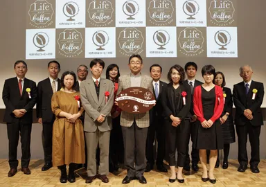 喜びの表情の受賞者全員と審査員