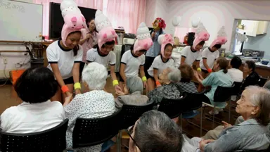 “やどぶた”と握手01