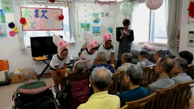 “やどぶた”と握手02