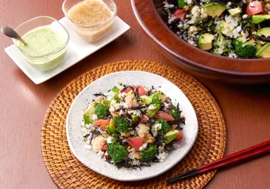 『アボカドとひじきの五穀サラダ』（100g／税込346円）