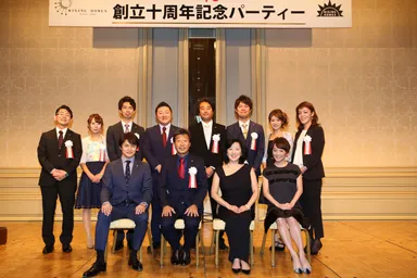 前列左順に：松村 雄基様・当社代表 橋本 修社長・麻倉 未稀様・木佐 彩子様、後列：当社社員一同