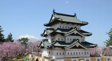 曳屋で今しか見られない位置にある弘前城天守