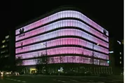 繊細で美しい色の変化が楽しめるワコール新京都ビルの演出照明（毎時00分と30分からの約5分間に行われる演出照明の一例）