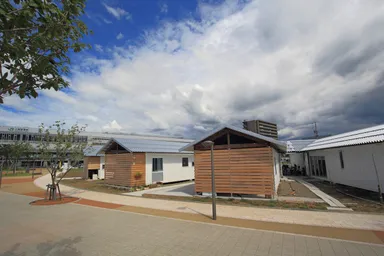 コンテナを扇状に配置した「FURUSATTO フルサット」外観