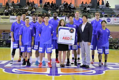 サイバーダイン茨城ロボッツへAED贈呈のセレモニー