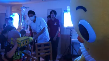 水中体験を楽しむお子さま達を見つめるターン王子