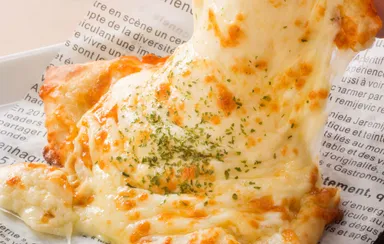 たっぷりすぎるチーズピザ　￥499