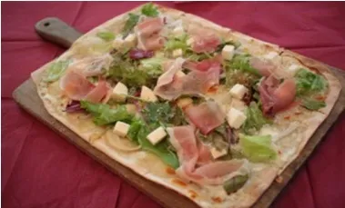 「リトルデリリウム」ソイチーズと生ハム、サラダ仕立てのタルトフランベ(税抜950円)