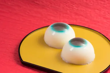 おばけのパーティーを見つめてる