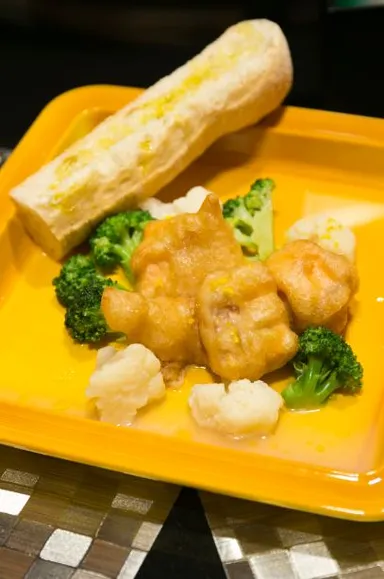 大日本印刷株式会社で提供されたソイタリアンメニュー：サーモンのベニエ　ブロッコリー・カリフラワーのソースで