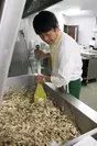 大日本印刷株式会社の厨房で調理する笹島 保弘シェフ