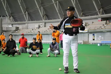 大矢氏が捕手の基本をレクチャー