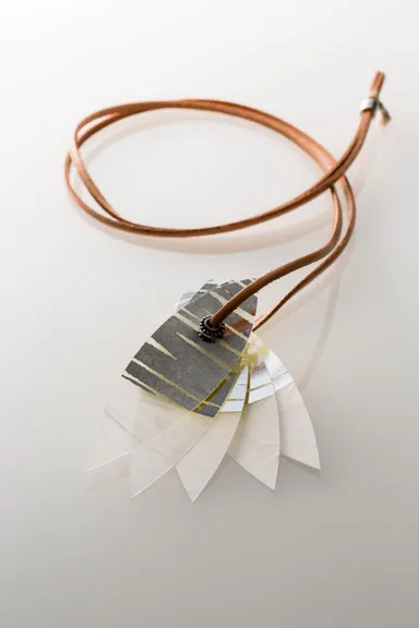 リーフシルバーボーダーレザーネックレス