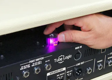 アンプのスロット部に「トーンカプセル」を装着