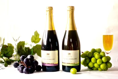 左：巨峰スパークリング　右：ナイアガラスパークリング