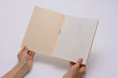 印刷済み完成品セットを製本カバーにはさみ製本します