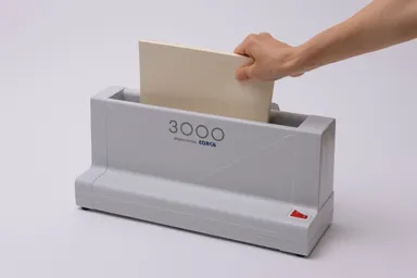 卓上製本機とじ太くんで製本します