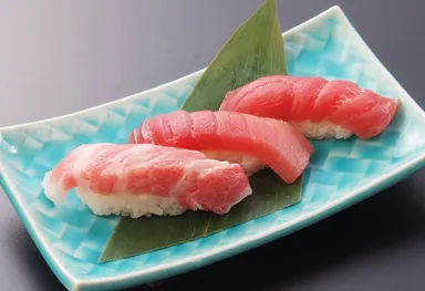 看板メニュー「まぐろ人三貫盛り」680円(税別)