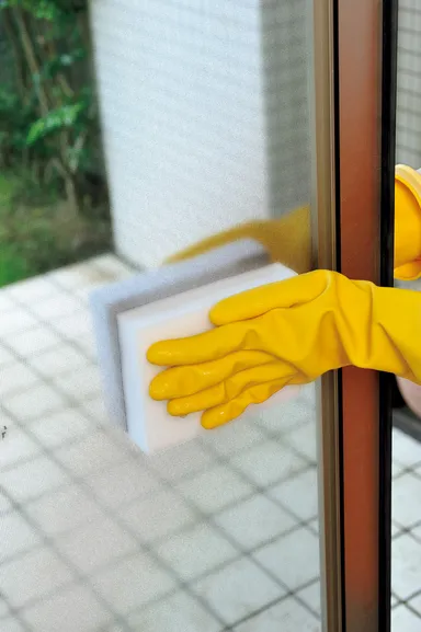 網戸：メラミンスポンジではさみ洗い