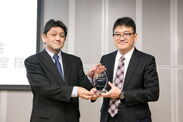受賞者の九州大学大学院 内田研究室 内田教授(右)と根本当協会広報委員長(左)