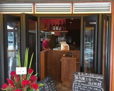 オープンテラスのような雰囲気で開放的な入口 1